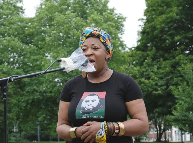 Protesto de Latoya Manly-Spain. Durante a manifestação “Bismarck stoppen!” (Parar Bismarck!), de 28 de junho de 2020, a artista e ativista Oloruntoyin LaToya Manly-Spain fez ouvir o seu protesto — através de uma impressionante canção e do lema “Tear this down!”, do movimento Black Lives Matter — contra o modo como as autoridades de Hamburgo têm lidado com o Monumento a Bismarck. Foto: © afrika-hamburg.de