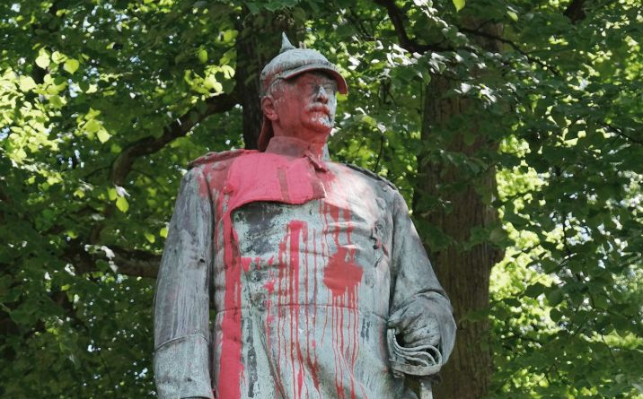Ataque com saco de tinta à estátua de Bismarck em Altona. Os protestos prosseguem. Em Altona, ainda mal os vestígios de um primeiro ataque com um saco de tinta tinham sido removidos deste monumento a Bismarck, quando a 20 de julho de 2020 é “aplicada uma segunda demão” de tinta vermelha. Foto: © afrika-hamburg.de