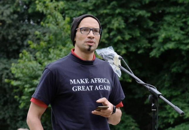 Discurso de Kodjo Valentin. Aquando da manifestação “Bismarck stoppen!”, realizada a 28 de junho de 2020, o ativista Kodjo Valentin, representante da Initiative Schwarze Menschen in Deutschland (Iniciativa Pessoas Negras na Alemanha), discursa acerca das motivações do movimento Black Lives Matter. Foto: © afrika-hamburg.de