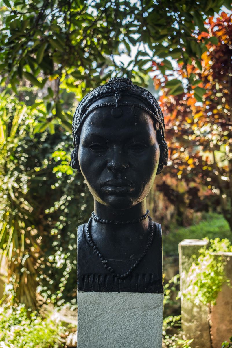 Büsten von Manuel de Oliveira für die koloniale Abteilung der portugiesischen Weltausstellung, 1940, Tropischer Botanischer Garten. Fotos © Rui Sérgio Afonso