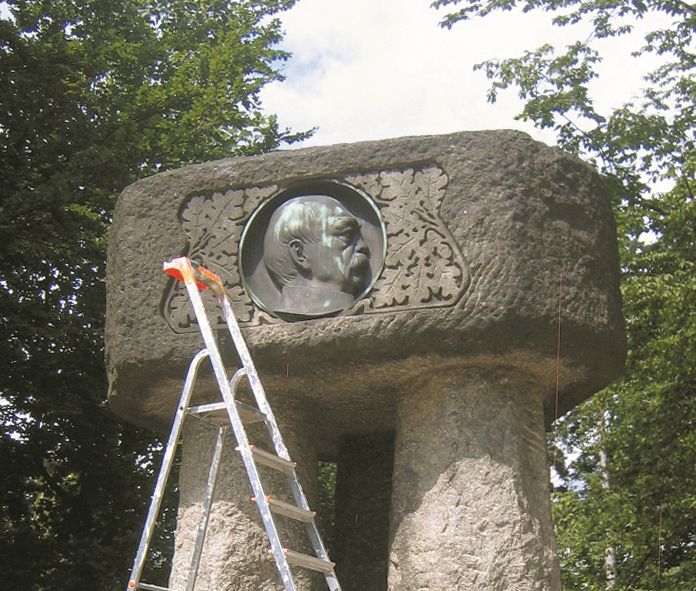 Fake stories performativas, reinterpretações temporárias, ramificações enredadas contra solitários maciços. A coreógrafa Yolanda Gutiérrez e a artista plástica Hannimari Jokinen transformaram o monumento a Bismarck existente no bairro hamburguês de Bergedorf num “Monumento ao Agárico”. Fonte: Going Public 2008, Fotos: © Stilla Seis