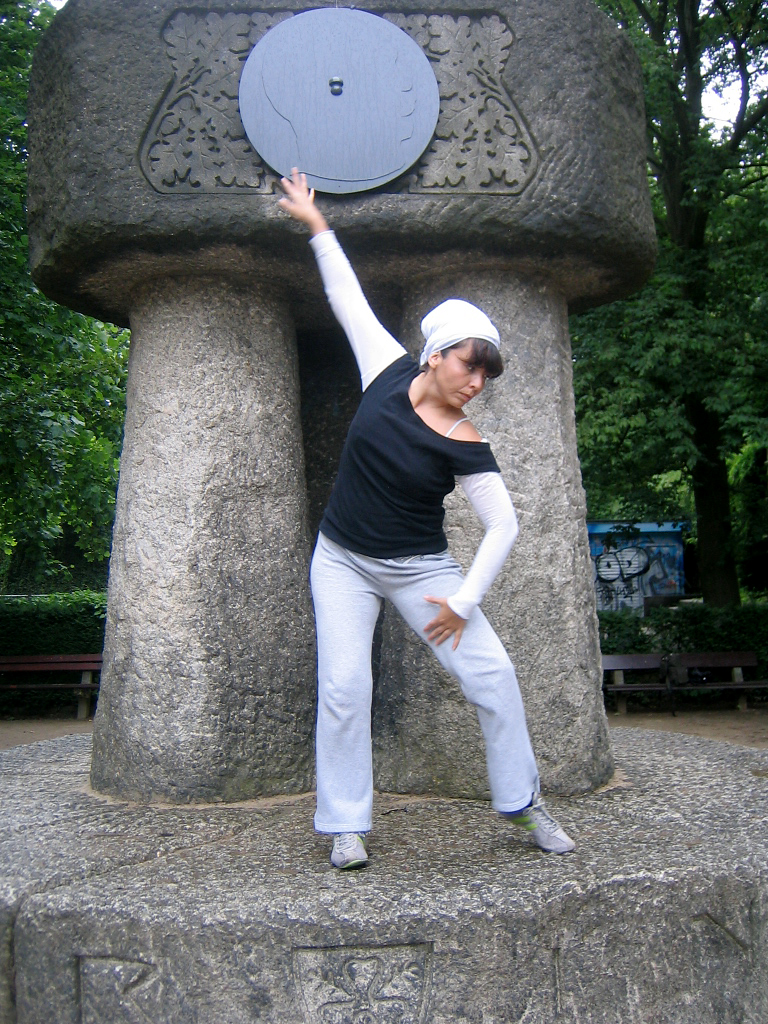 Fake stories performativas, reinterpretações temporárias, ramificações enredadas contra solitários maciços. A coreógrafa Yolanda Gutiérrez e a artista plástica Hannimari Jokinen transformaram o monumento a Bismarck existente no bairro hamburguês de Bergedorf num “Monumento ao Agárico”. Fonte: Going Public 2008, Fotos: © Stilla Seis
